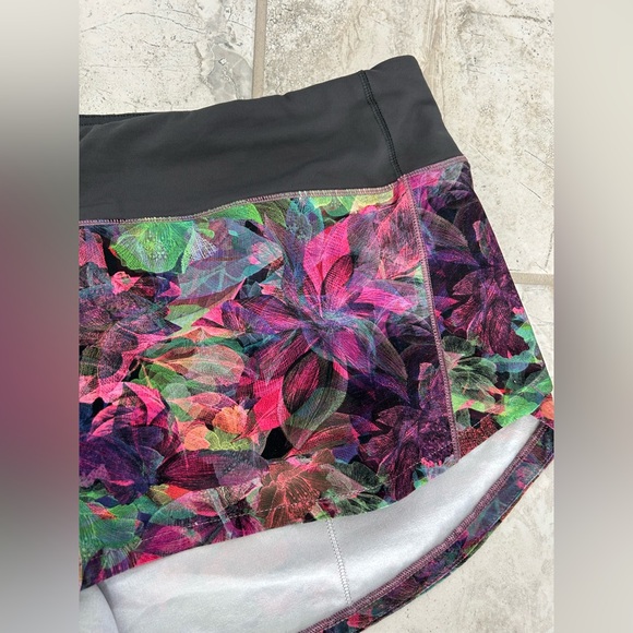 Lululemon Speed Up Low-Rise Lined Short 2.5" Vivid Floral Tone Multi
Size 10 - Picture 2 of 12